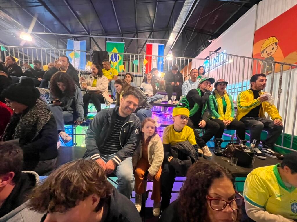 O público compareceu e se divertiu na sensação de assistir aos jogos de uma arquibancada.